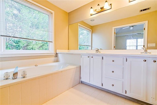 Building Photo - 3503 Pine Grove Dr