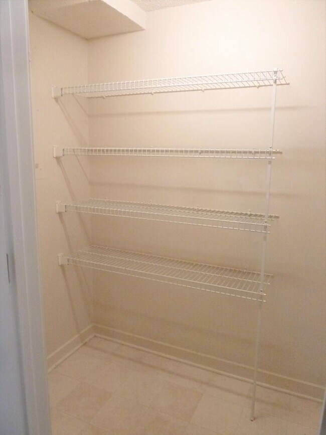 Building Photo - Updated, spacious 4br 2ba condo within wal...