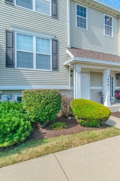 Building Photo - 1624 Fieldstone Dr N