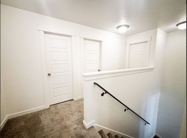 Building Photo - Clean, Bright, Open Town-Home in Lehi