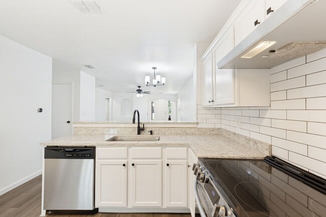 Building Photo - BEAUTIFUL 3-BEDROOM HOME NEAR LACKLAND AFB