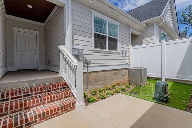 Building Photo - 105 Remount Way