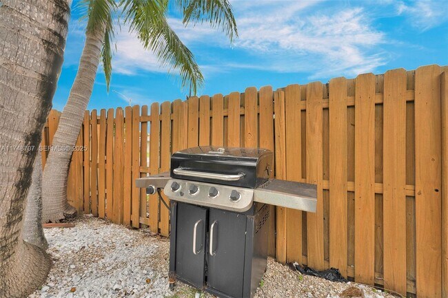 Building Photo - 1120 SW 30th St