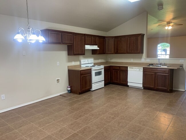 Building Photo - Available NOW! 3 Bedroom 2 bath 2 car garage in Fox Ridge!