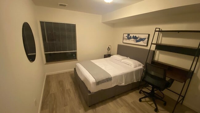 Building Photo - 2 Bedroom 1 Bath - Blocks from Pearl Street and Downtown