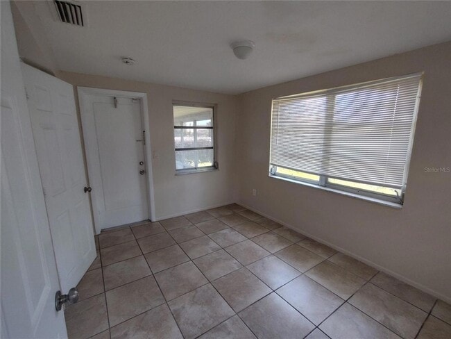 Building Photo - 2333 Roselawn Dr