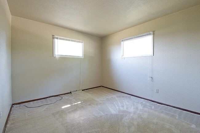 Building Photo - 3 Bedroom House!