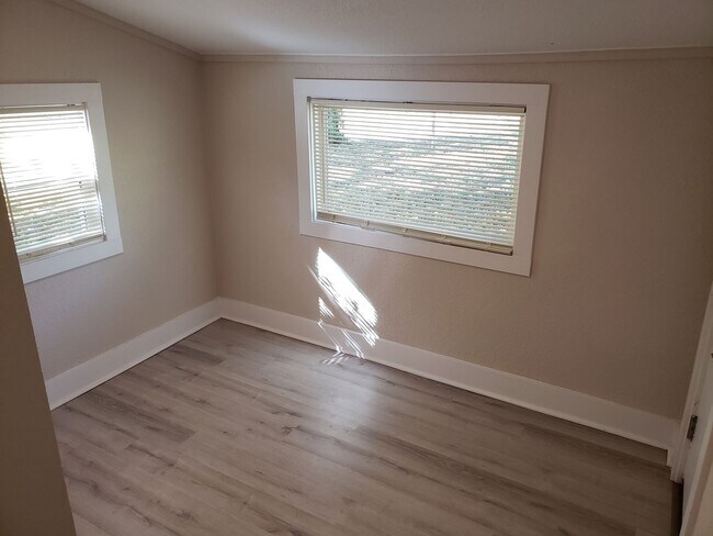 Building Photo - Spacious 2-Bedroom, 1-Bathroom Home AVAILABLE NOW!!