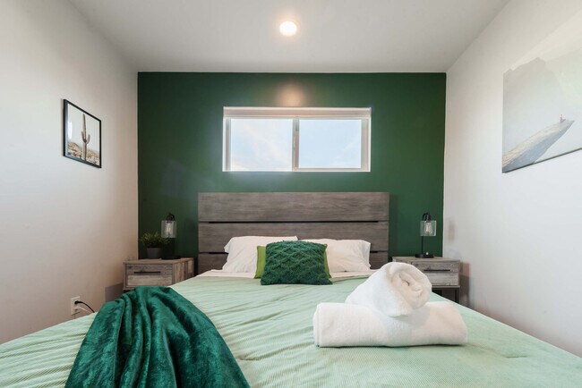 Building Photo - 4917 E Granada Rd