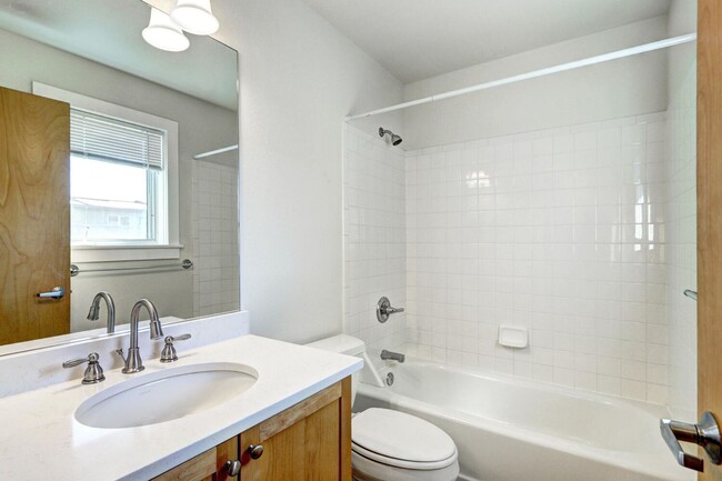 Building Photo - Renovated 1 Bedroom 1 Bathroom Townhome in...