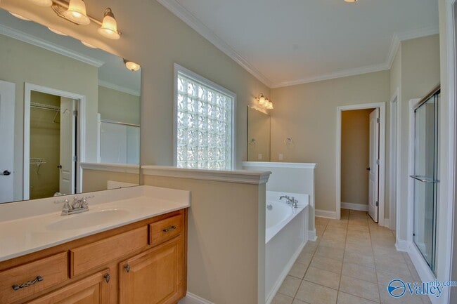 Building Photo - 112 SW Autumn Cove Dr