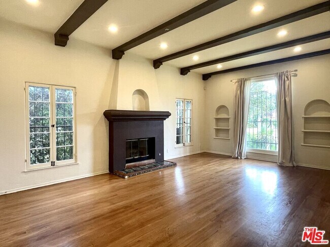Building Photo - 203 N Doheny Dr