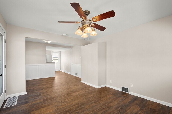 Building Photo - Beautiful 2 bedroom home in Port Vue available August 15!