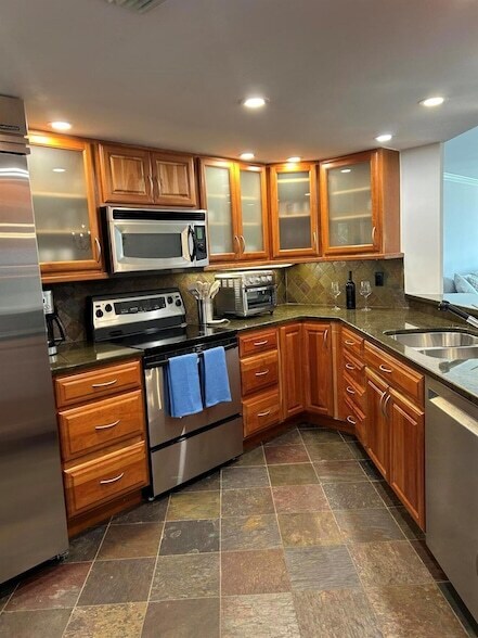 Building Photo - 625 NW North River Dr