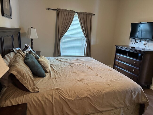 Building Photo - Furnished 2 Bedroom 2 Bath Executive Apart...