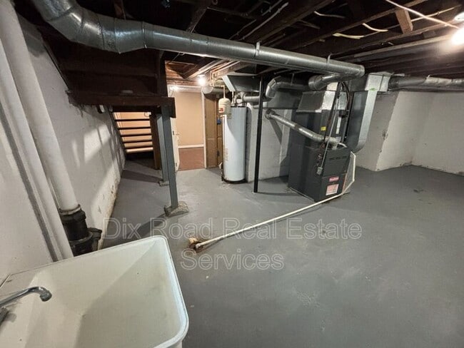 Building Photo - 348 Chase Ave