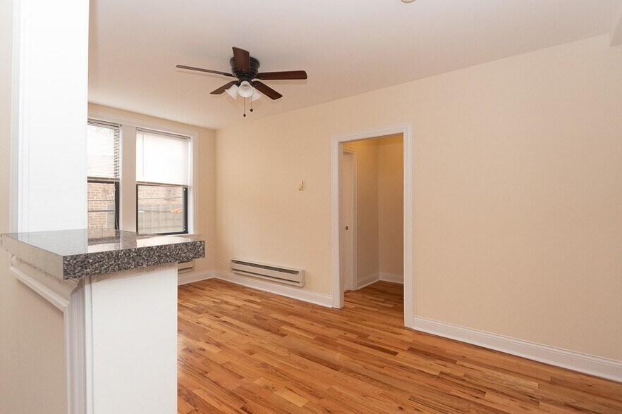 Building Photo - 821 W Diversey Pkwy