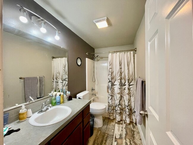 Building Photo - Incredible SE Hazelwood 2 Bedroom + 1 Bathroom Condo w/ included Garage and Washer & Dryer!!