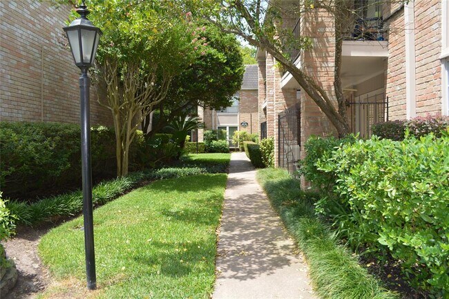 Building Photo - 2230 S Piney Point Rd