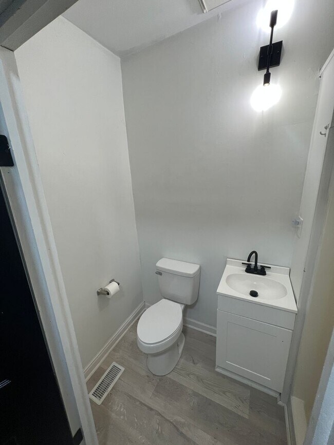 Building Photo - Great 4 Bedroom Minutes from Downtown