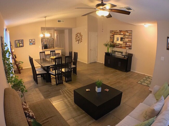 Building Photo - East El Paso 3bed/2bath Refrig A/C!