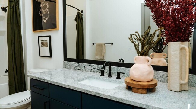 Building Photo - 3812 W Montague Ave