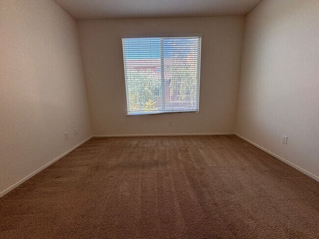 Building Photo - GUARD GATED 3 BED 2.5 BATH 2 CAR GARAGE TO...