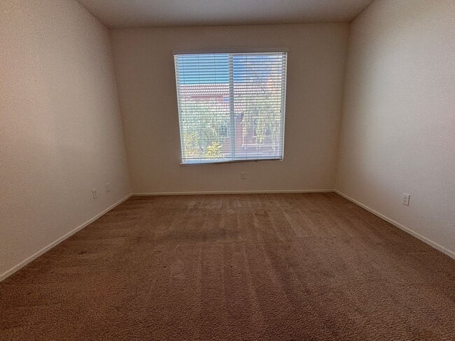 Building Photo - GUARD GATED 3 BED 2.5 BATH 2 CAR GARAGE TOWNHOUSE w/ 3 FLOORS