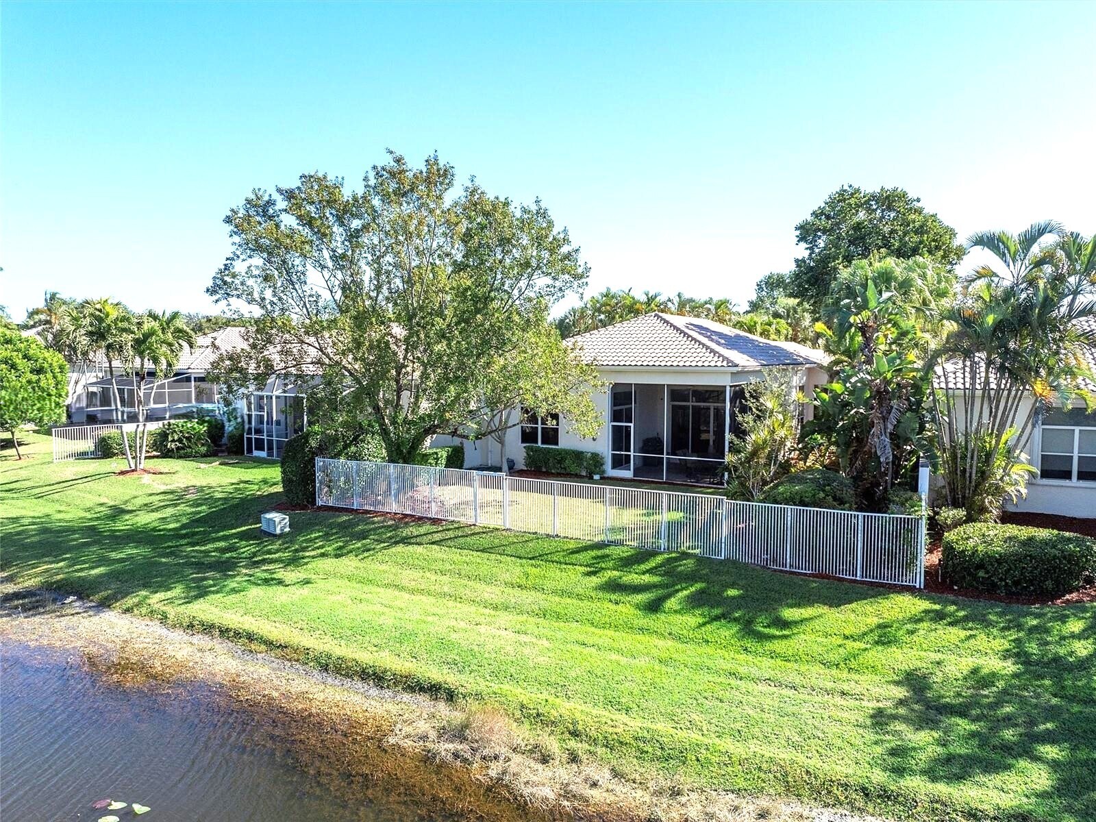 Building Photo - 2553 Bay Pointe Dr