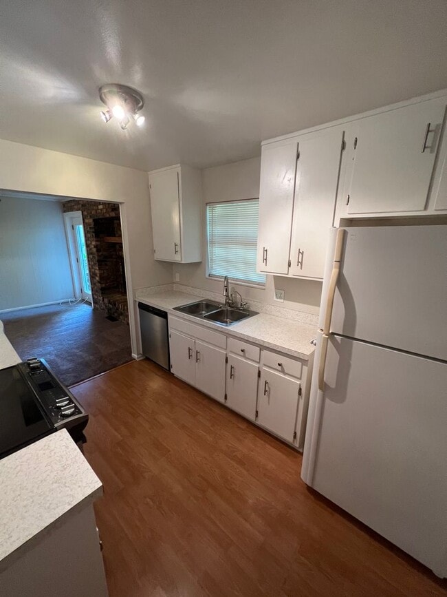 Building Photo - 1910 Rhonda Dr