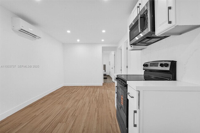 Building Photo - 2419 Coolidge St