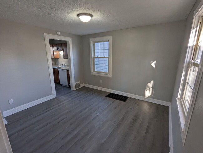 Building Photo - Charming Remodeled 2-Bedroom Home with 2-C...