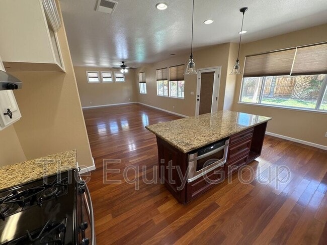 Building Photo - 938 W Encore Dr