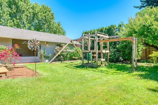 Building Photo - Charming 3 Bed/1 Bath Ranch with Bonus Room