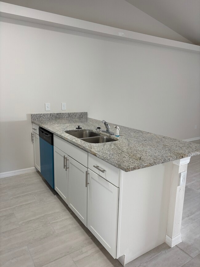 Building Photo - 1045 SE 11th Terrace