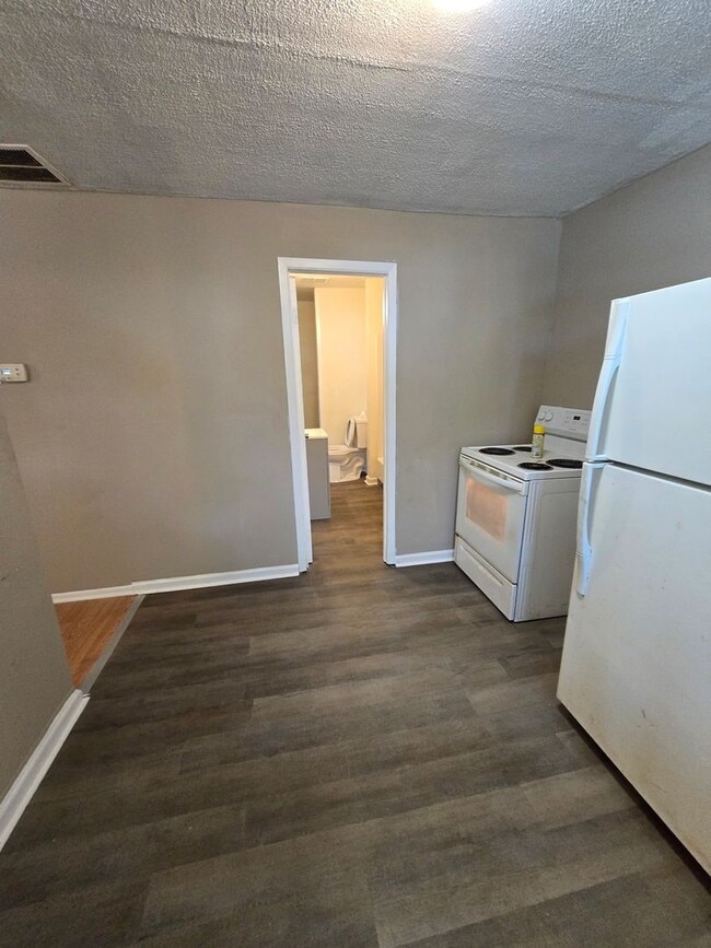Building Photo - Spacious One Bedroom Located near 21st and Lafayette Rd