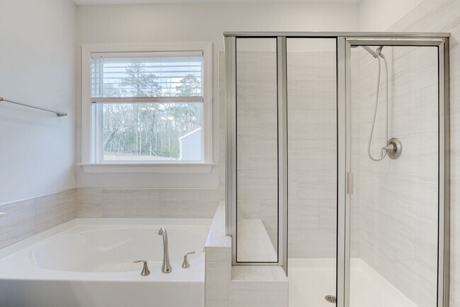 Building Photo - Light & Bright 4BR 3BA house in Tryon, Wak...
