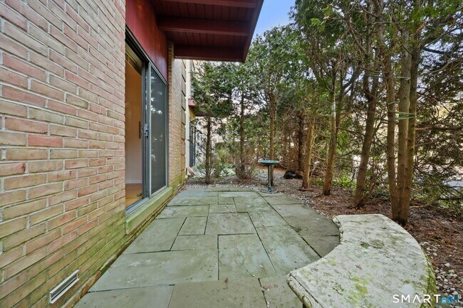 Building Photo - 140 Field Point Rd