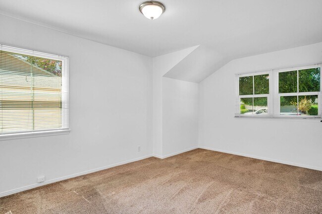 Building Photo - Stunning Northridge 4+2 Single Family House