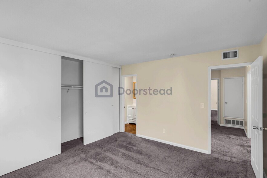 Building Photo - 2521 W Sunflower Ave