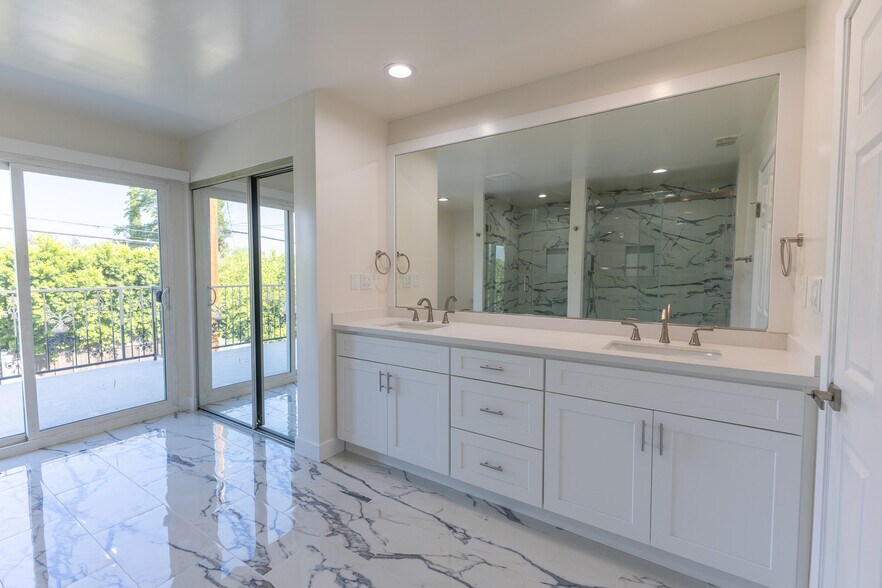 Double vanity and closet - 10342 Dempsey Ave