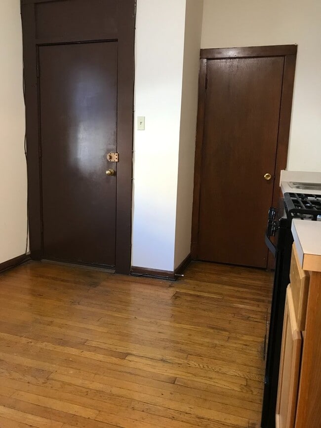 Building Photo - Beautiful Studio Apartment Available for Sublet March 1st