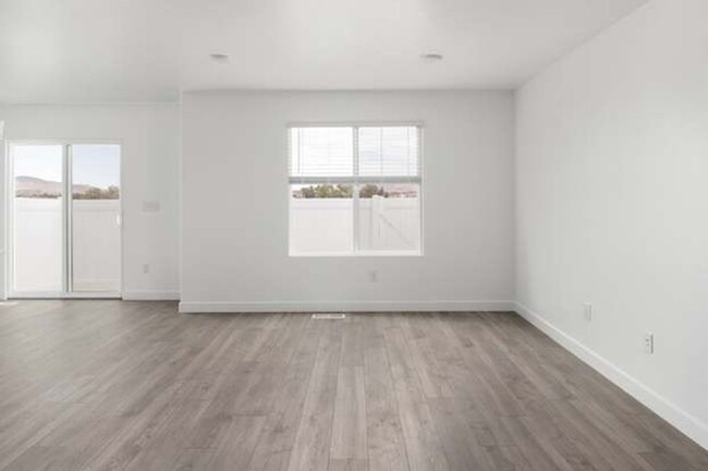 Building Photo - Like New 3 Bd 2.5 Bath Townhome