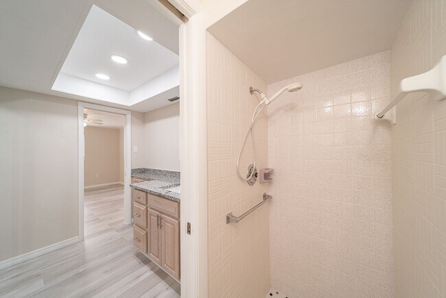 Building Photo - Welcome to your dream rental in Cape Coral! This fully remodeled, MONTH TO MONTH available home.