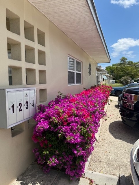 Building Photo - 15 SE 10th St