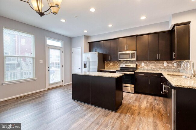 Building Photo - 613 Ravenwood Dr