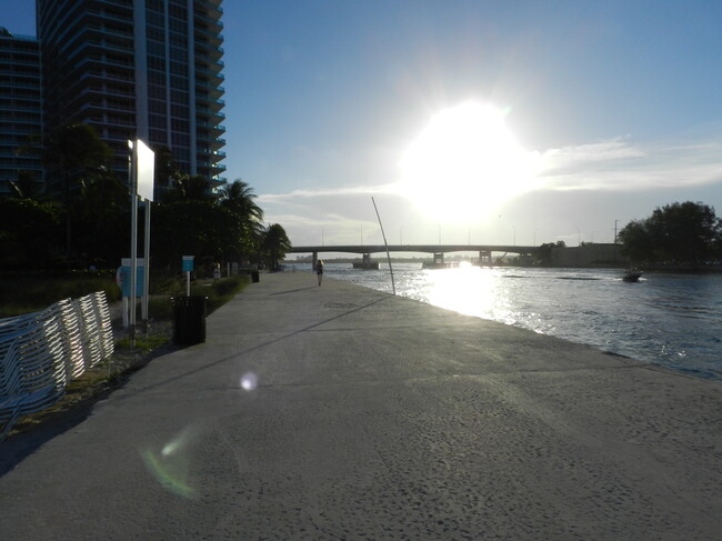 Steps to the ocean - 10230 Collins Ave