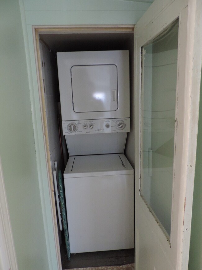 Building Photo - 108 S College St