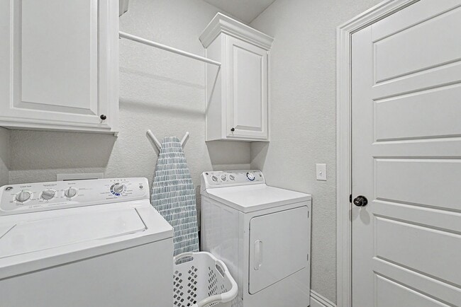 Building Photo - 4 bedroom 2 bath Praire Grove Home! Upgrades Galore!