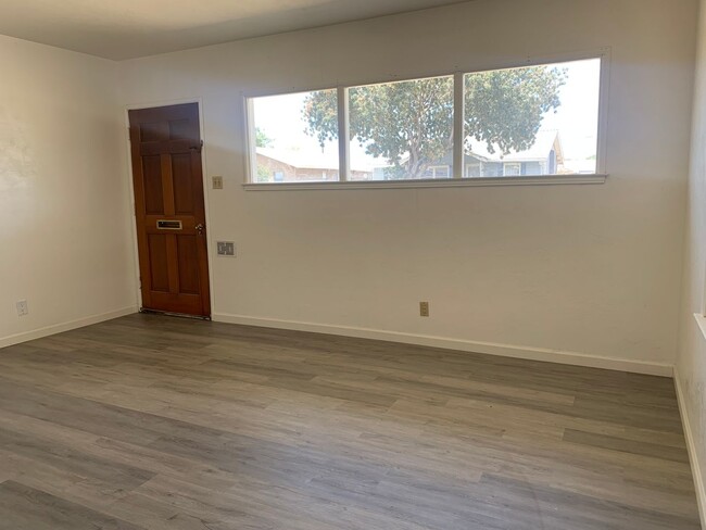 Building Photo - 2 Br 1 Ba Available Now